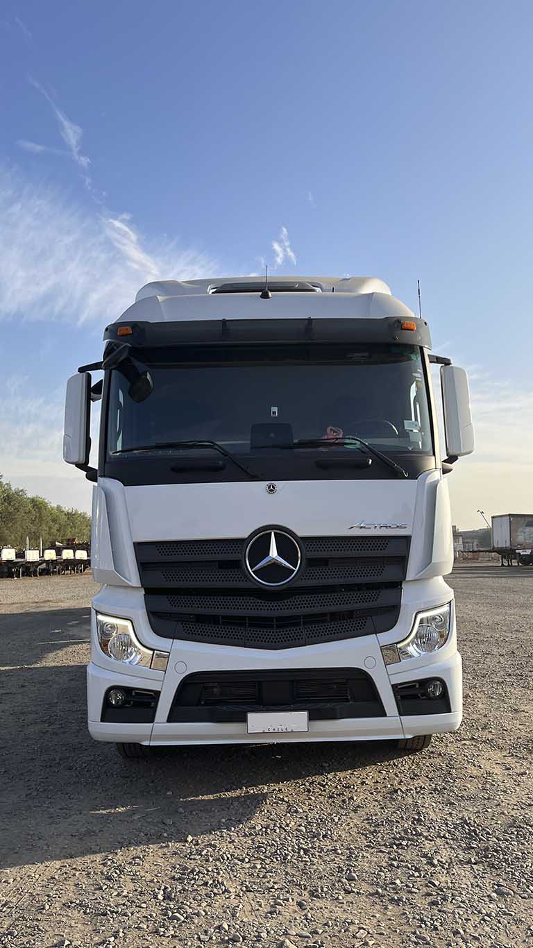 Fotografía frontal de un tractocamión Mercedes-Benz Actros de Rotación